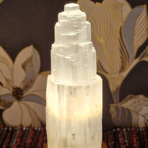 Handgefertigte Lampe aus Selenit – Selenitlampe auf einem Holzsockel in Kaskadenform