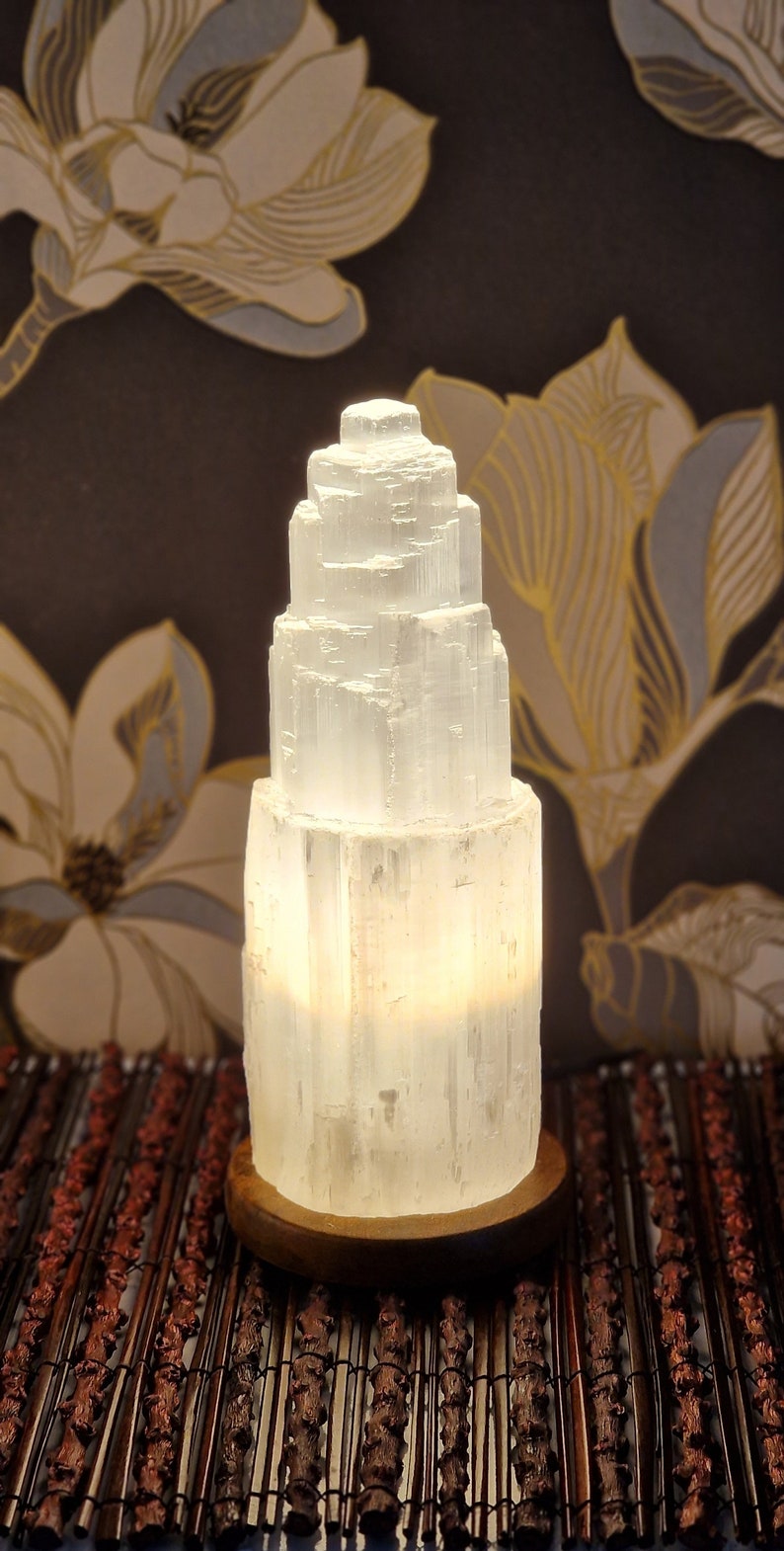 Handgefertigte Lampe aus Selenit – Selenitlampe auf einem Holzsockel in Kaskadenform
