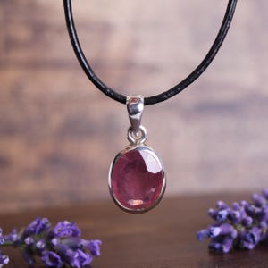 Collana con ciondolo in rubino sfaccettato, gioiello da collo in argento Sterling 925, vera pietra preziosa di ottima qualità con cinturino in pelle - pezzo unico