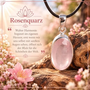 Könnte beinhalten: Ein Rosenquarz-Anhänger in einer silbernen Fassung an einem schwarzen Band. Der Text lautet: Rosenquarz. Wahre Harmonie beginnt im eigenen Herzen; erst wenn wir uns selbst mit sanften Augen sehen, öffnet sich der Blick für die Schönheit der Welt.