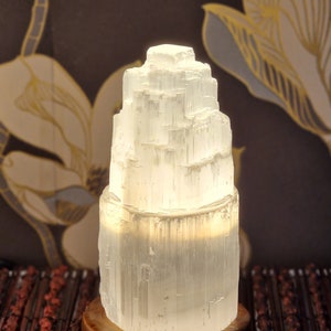 Handgefertigte Lampe aus Selenit – Selenitlampe auf einem Holzsockel in Kaskadenform