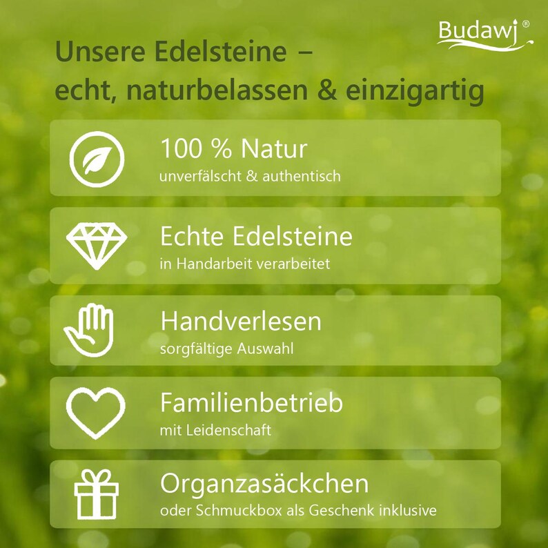 Może przedstawiać: Grafika informacyjna z logo Budawj i tekstem Unsere Edelsteine echt naturbelassen & einzigartig. Zawiera pięć punkt&oacute;w z ikonami: 100% Natur, Echte Edelsteine, Handverlesen, Familienbetrieb oraz Organzas&auml;ckchen.