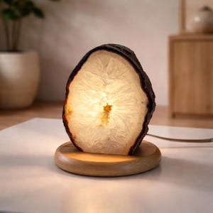 Natur Achat Drusen-Lampe mit Holzsockel und Licht | Naturstein Lampe ca. 2,5 kg | Kristall Deko Lampe für Meditation & Wohnambiente