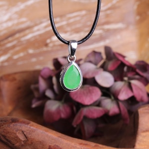 Colgante de jade verde en plata 925: gota de piedra preciosa facetada con diseño y cordón de cuero. Idea de regalo de joyería hecha a mano.