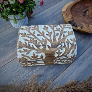 Holztruhe Holzkiste Holzbox Truhe aus Mangoholz Motiv Lebensbaum Baum weiß gekalkt Schatulle Schmuckkästchen halbrund