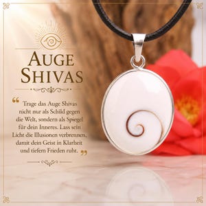 Op de afbeelding: Een Shiva oog schelp hanger in een zilverkleurige metalen zetting, hangend aan een zwart koord. De ovale schelp heeft een wit oppervlak met een natuurlijk bruin spiraalpatroon. Links staat de tekst AUGE SHIVAS en een citaat in het Duits.