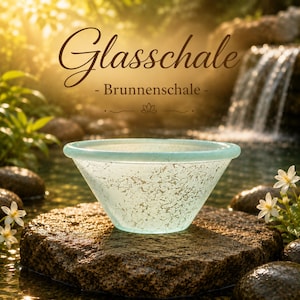 Könnte beinhalten: Eine hellblaue Glasschale mit strukturierter Oberfläche, die auf einem Stein liegt. Die Schale hat eine ausgestellte Form und einen hellblauen Rand. Der Text "Glasschale - Brunnenschale" befindet sich im Hintergrund.
