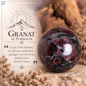 Peut inclure: Une pierre précieuse sphérique polie présentant des inclusions de grenat rouge profond incrustées dans une matrice de tourmaline noire. L'image contient le texte "GRANAT IN TURMALIN" ainsi qu'une citation allemande sur l'origine de la pierre.