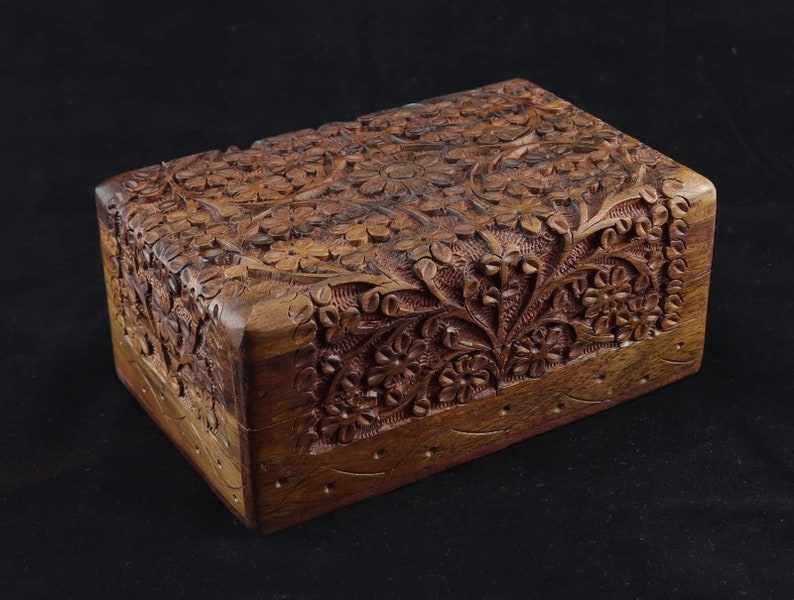 Handgefertigte Schmuckbox aus Palisanderholz mit Blumenornament und roter Samteinlage Bild 5