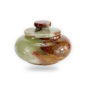 Könnte beinhalten: Eine grüne und braune Marmorvase mit Deckel. Die Vase hat eine runde Form und eine glatte, polierte Oberfläche.