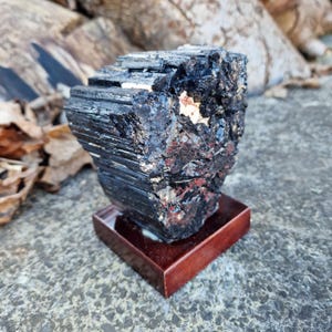 Budawi® Schwarzer Turmalin auf Holzsockel – Edelstein Brocken Schörl, 1,2 kg, Naturstein Unikat, Deko & Sammlerstück
