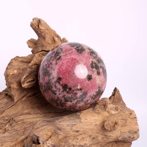 Unieke Rhodonite bol uit Madagaskar – 7,7 cm en 889 g, Roze natuurstenen bol, verzamelobject, decoratieve bol, cadeau-idee