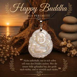 Può includere: Un ciondolo in madreperla bianca intagliato a forma di figura di Buddha sorridente, sospeso a un cordino nero. Il testo "Happy Buddha" e "AUS PERLMUTT" appare sopra il ciondolo, con una citazione in tedesco di Buddha stampata sotto.