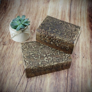 Handgjord trälåda av mangoträ, blommigt ornamentmotiv, kista, låda, behållare, snidad trälåda