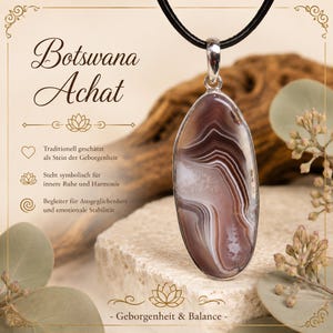 Könnte beinhalten: Ein ovaler Botswana-Achat-Anhänger in einer silbernen Fassung an einem schwarzen Band. Der Stein zeigt konzentrische Bänder in Braun, Weiß und durchscheinendem Grau. Der Text auf dem Bild enthält Botswana Achat, Traditionell geschätzt und Geborgenheit & Balance.