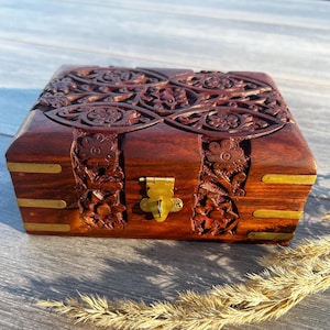 Schmuckschatulle aus Palisanderholz im Vintage Look mit Blumen Ornament Samteinlage und Messingbeschlägen Aufbewahrungsbox handgefertigt