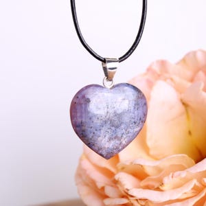 Hartvormige hanger van sterkorund, saffier en robijn – edelsteensieraad met oogje van 925 zilver – inclusief leren band en geschenkdoos