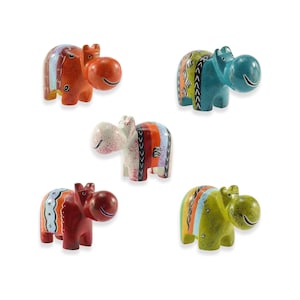 Può includere: Cinque statuine di ippopotamo in legno dipinte a mano e colorate. Ogni ippopotamo è dipinto con un diverso motivo di strisce e punti in tonalità di rosso, arancione, blu, verde e bianco.