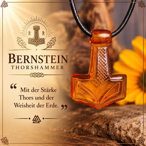 Puede incluir: Un colgante de color ámbar con forma de martillo de Thor, suspendido de un cordón negro. El texto en la imagen dice: BERNSTEIN THORSHAMMER, Mit der Stärke Thors und der Weisheit der Erde. El colgante presenta detalles grabados intrincados.