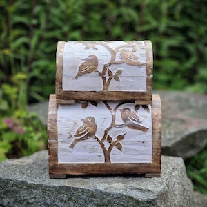 Handmade bird wooden chest made of whitewashed mango wood with bird motif, treasure chest, wooden box, gift idea for animal lovers