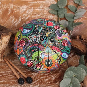Sonodrum artesanal de 16 cm – tambor de língua de 8 tons feito de aço, 4 modelos: Multi, Mandala, Paisley, Ouro Branco, com baqueta e estojo de transporte.