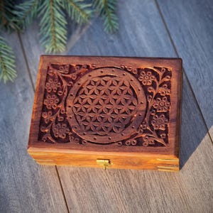 Baule/bara in legno “Fiore della vita” realizzato a mano in palissandro con finiture in ottone e fodera in velluto rosso, adatto per una serratura.