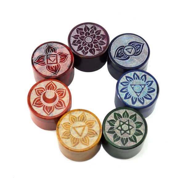 Handgefertigter Pillendose in den Chakren - Farben und Motiven graviert Schmuckdöschen Pillendöschen aus Speckstein Chakra
