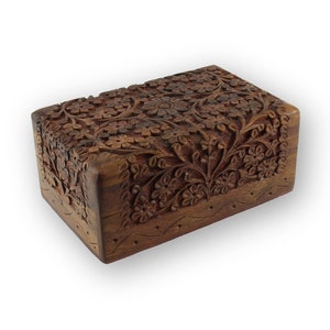 Handgefertigte Schmuckbox aus Palisanderholz mit Blumenornament und roter Samteinlage Bild 1