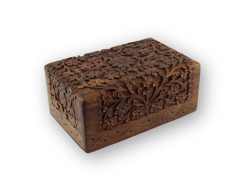 Handgefertigte Schmuckbox aus Palisanderholz mit Blumenornament und roter Samteinlage Bild 1