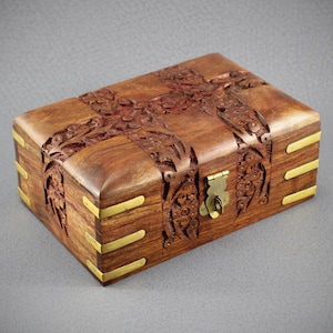 Schmuckschatulle aus Palisanderholz im Vintage Look mit Blumenkreuz Samteinlage und Messingbeschlägen Aufbewahrungsbox handgefertigt