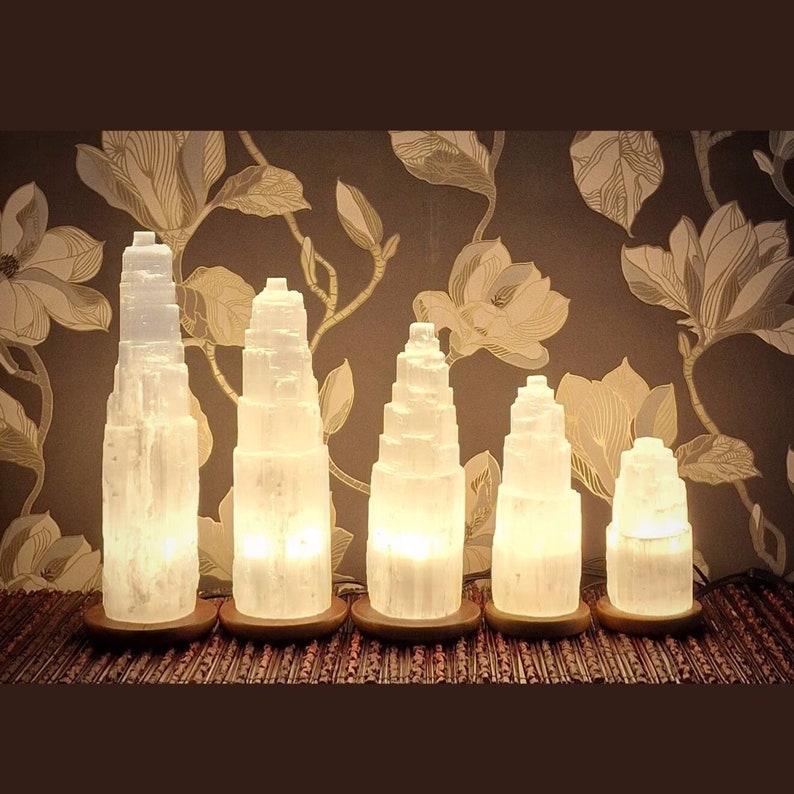 Handgefertigte Lampe aus Selenit – Selenitlampe auf einem Holzsockel in Kaskadenform