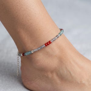 Auffälliges Kristall-Fußkettchen | Fußkette aus Apatit, Rubin und Labradorit | 2 mm mikrofacettierte Perlen | Sommer-Strandschmuck | Statement-Edelstein-Geschenk