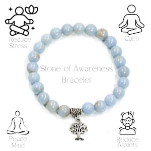 Könnte beinhalten: Ein hellblaues "Stone of Awareness" Armband mit einem silbernen Baum-Anhänger. Das Armband besteht aus runden, hellblauen Perlen. Der Text "Stone of Awareness Bracelet" ist abgebildet. Das Bild enthält auch Symbole und Text mit der Aufschrift "Reduce Stress", "Calm", "Peace Mind" und "Reduce Anxiety".