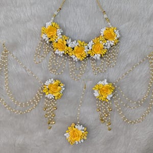 holud jewelry, mehendi floral jewelry, mayoon jewlery, l gaye hulud jewelry, haldi flower jewellery, mehndi day jewellery, Haldi day jewellery,handmade artifical flower earring, schmuckset mit blümchen, indian flower jewellery for haldi mehendi, yellow floral handmade earrings, indian haldi function jewelry, floral hand jewelry, haldi indian jewelry white, indian bride flower jewelry, haldi faux floral, yellow floral jewelry set for haldi, etsy haldi jewelry for the bride, mom daughter haldi set