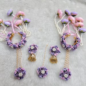 ハルディ、メヘンディ、結婚式に最適な、繊細な紫とピンクの花のジュエリーセット。彼女の結婚式に最適なギフト。世界中に発送。