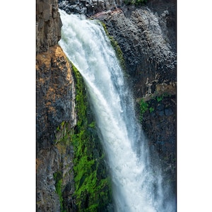Fotografía de paisaje de las cataratas Palouse que se elevan sobre los acantilados de basalto del cañón del río Palouse, estado de Washington oriental, meseta de Columbia