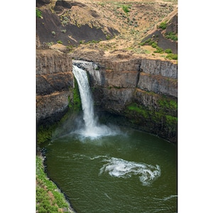 Fotografía de paisaje de las cataratas Palouse que caen en cascada sobre los acantilados de basalto del cañón del río Palouse, estado de Washington oriental, meseta de Columbia