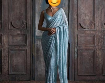 Sari azul cielo con lentejuelas: Sari de georgette para bodas y fiestas, bordado a mano.