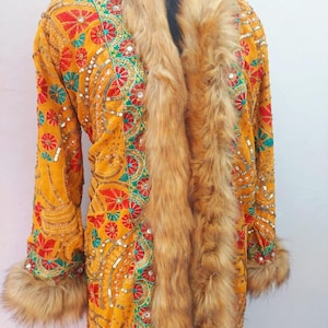 Cappotto lungo boho vintage con intricati ricami a mano, paillettes e finiture in pelliccia sintetica