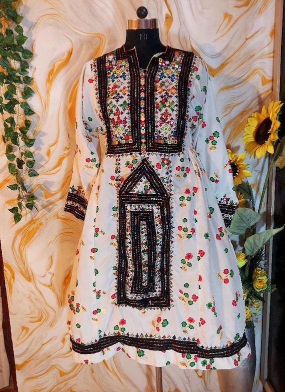 Vintage Floral Embroidered Balochi Dress: 1890s Silk Ethnic Wear Vintage Floral Embroidered Balochi Dress: 1890s Silk Ethnic Wear