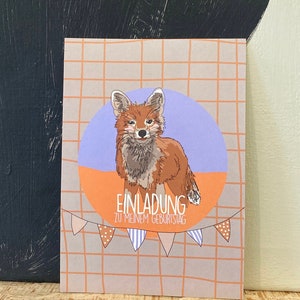 Könnte beinhalten: Ein hellbrauner und orangefarbener Fuchs mit weißer Brust und schwarzer Nase steht in einem Kreis mit helllila Hintergrund. Der Kreis befindet sich auf einem hellbraunen Hintergrund mit einem Gittermuster. Der Text "Einladung zu meinem Geburtstag" befindet sich unter dem Kreis.