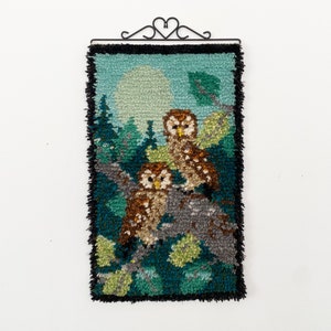 フクロウの描かれたカラフルなスウェーデンのリヤ壁掛け。スカンジナビアのミッドセンチュリーモダン。60 年代 70 年代