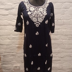 Chikankari Hand bestickt Rayon Marineblau Gerade Kurti S, M, L, XL, XXL Seitentasche