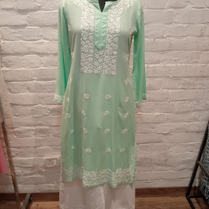 Chikankari Hand bestickt Rayon hellgrün gerade Kurti S, M, L, XL, XXL Seitentasche