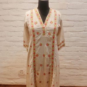Chikankari Multi Color Hand bestickter Baumwollstoff gerade Kurti S, M, L, XL, XXL Seitentasche