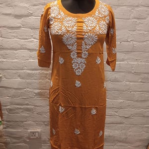 Chikankari Hand bestickt Rayon Senf Gerade Kurti S, M, L, XL, XXL Seitentasche