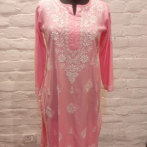 Chikankari Hand bestickt Rayon Hellrosa Gerade Kurti S, M, L, XL, XXL Seitentasche