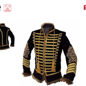 Può includere: Giacca nera in stile militare con finiture e dettagli dorati. La giacca presenta ricami dorati sulle maniche e sulla schiena, con nappe dorate e colletto e polsini in ecopelliccia. Una piccola immagine della giacca è nell'angolo in alto a sinistra.