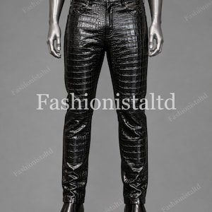 Könnte beinhalten: Schwarze Hose mit einer glänzenden, geprägten Krokodilleder-Textur. Die Hose verfügt über einen Standardbund mit Knopfverschluss, Gürtelschlaufen und ein klassisches Fünf-Taschen-Design. Der Text Fashionistaltd ist sichtbar.