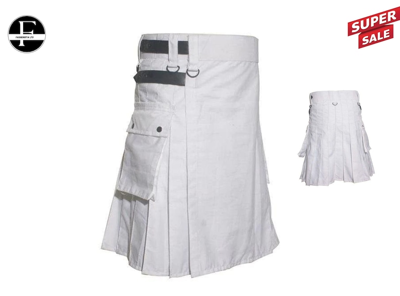 K&ouml;nnte beinhalten: Wei&szlig;er Utility-Kilt mit schwarzen Riemen und einer gro&szlig;en Cargo-Tasche. Der Kilt hat Falten und ist aus einem leichten Stoff gefertigt.